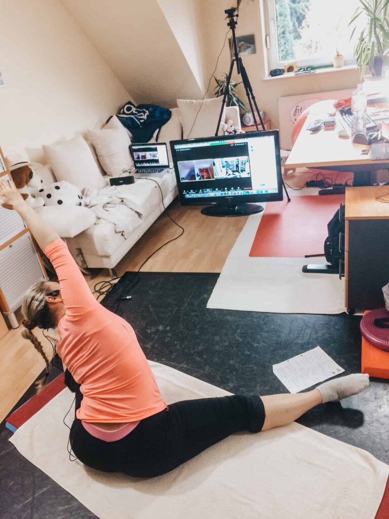 Meine Anfänge des Onlinetrainings von zu Hause aus aus meinem Arbeitszimmer. Ein Fernsehr, ein Notebook, ein Mikro und eine Kamera und los.