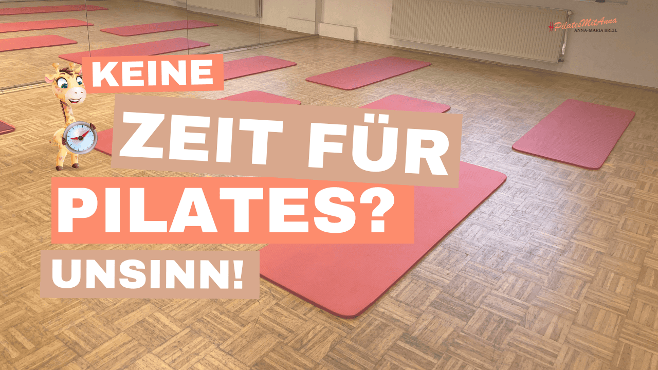 Leerer Pilateskursraum mit Matten und Schriftzug mitdem Titel: Keine Zeit, um regelmäßig zum Pilates zu kommen? Unsinn!