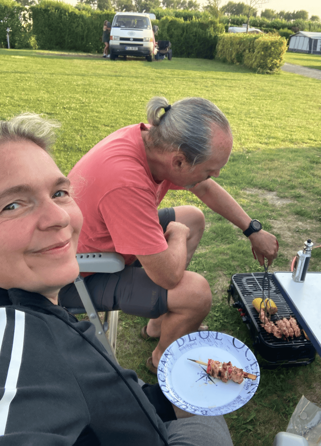 Norbert und Anna grillen in Holland auf dem Campingplatz Mais und Hähnchen