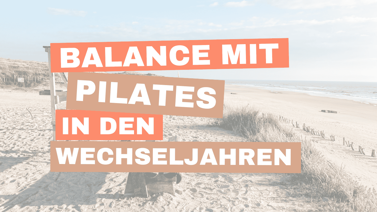 Blick auf den Strand vom Atlantik in der Abendsonne mit Schriftzug davor "Balance mit pilates in den Wechseljahren"